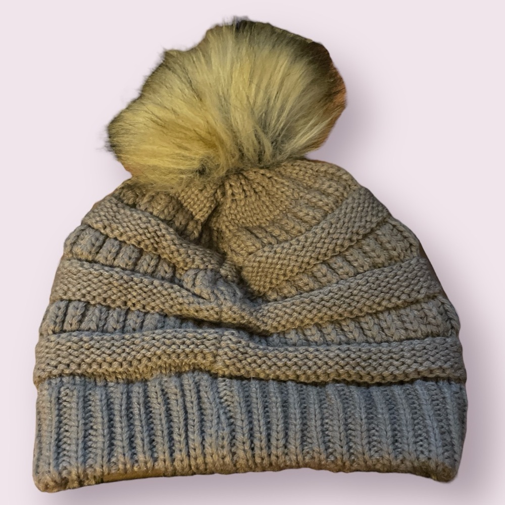 CC Thick Cable Knit Faux Fuzzy Fur Pom Skull Cap Beanie NWT - Picture 2 of 3